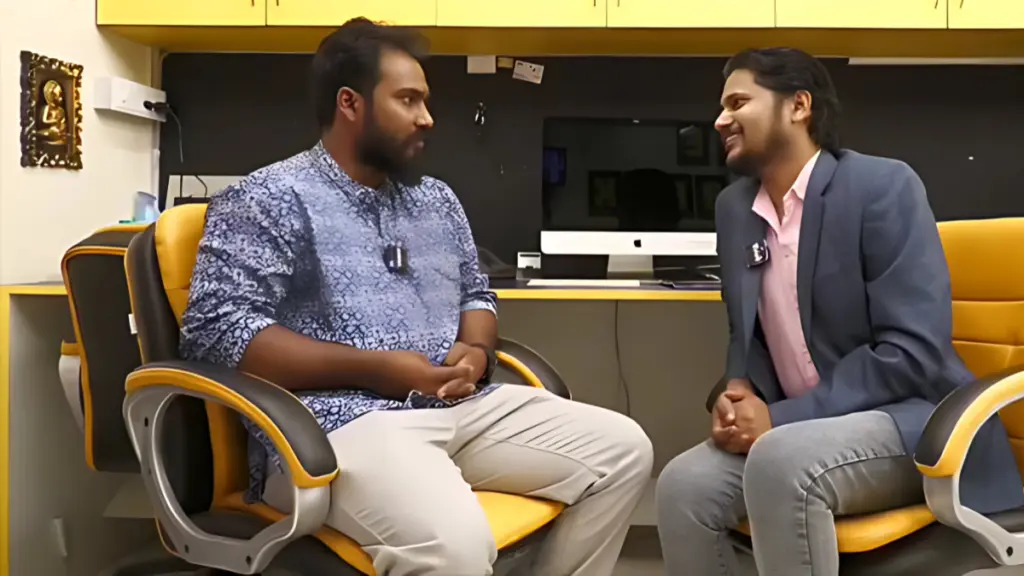 समर राज, साहिल वाल्मीकि के साथ वार्तालाप करते हुए।