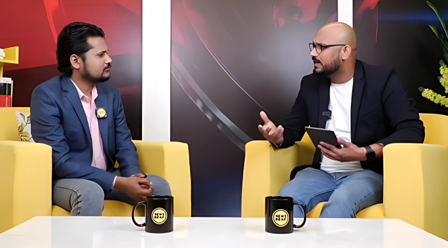 समर राज, सुमित चौहान के साथ बातचीत करते हुए।