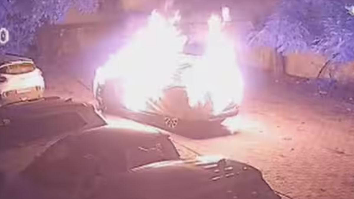 ओबीसी कार्यकर्ता की कार में आगजनी