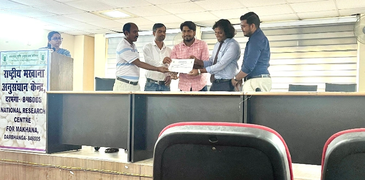 ऋतुराज भारती नेशनल मखाना रिसर्च केंद्र में