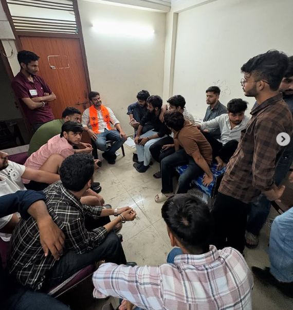 Kunal Choudhary talking with students.