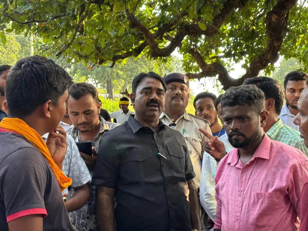 Manoj Yadav connects with locals to understand their issues.