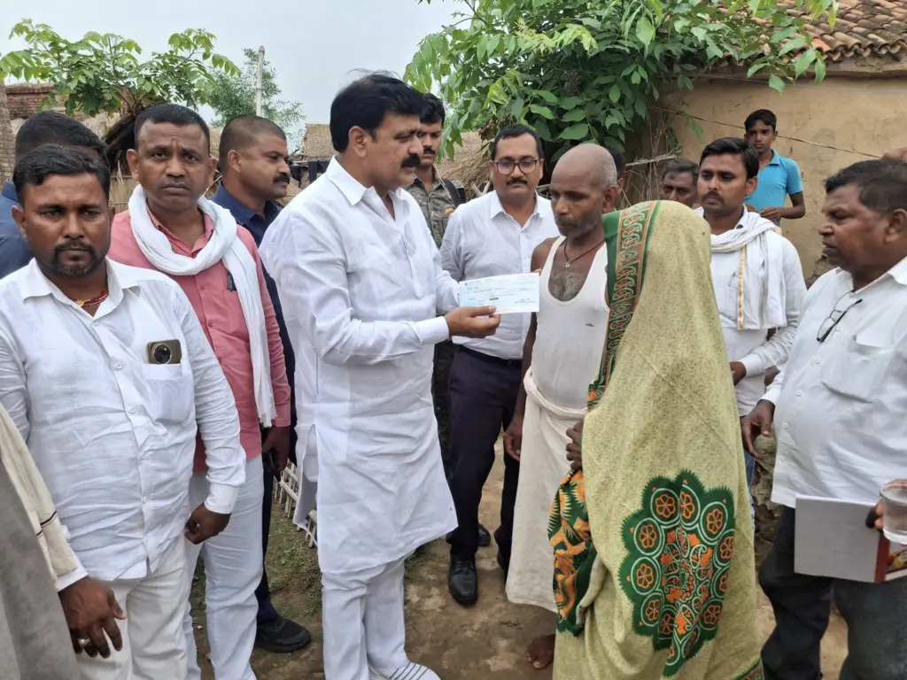 Mohammad Zama Khan Talking with people