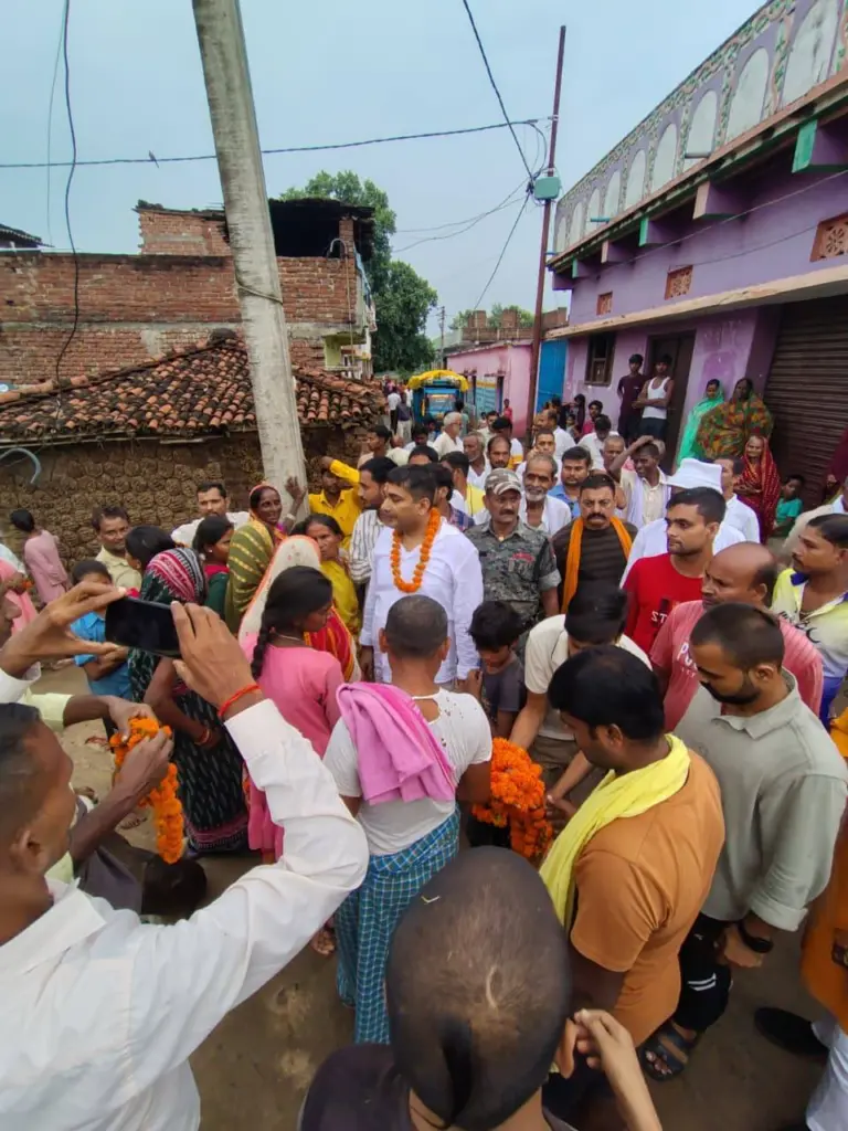 Siddharth Saurav talking with Peoples.