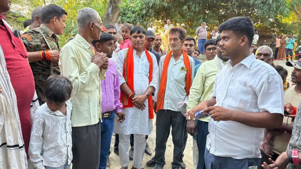 Surendra Mehta meeting with local residents and listening to their concerns.