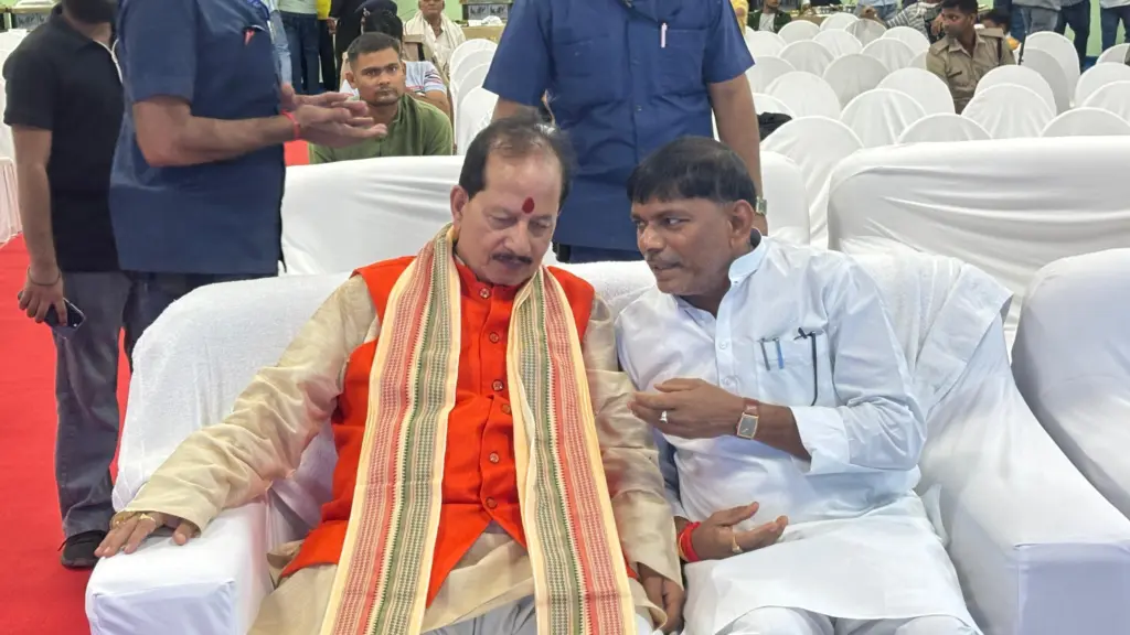 Surendra Mehta talking with Deputy Chief Minister Vijay Kumar Sinha.