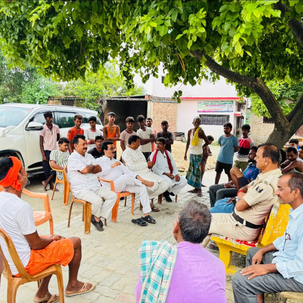 Bachcha Pandey engages with the local people