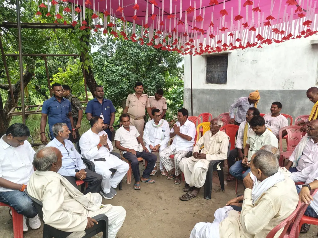 Krishan Kumar Mantoo interacting with the people.