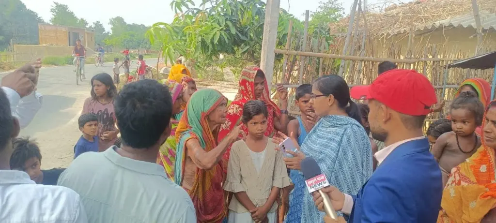 Mina Kumari talking to the public and listening to their problems.