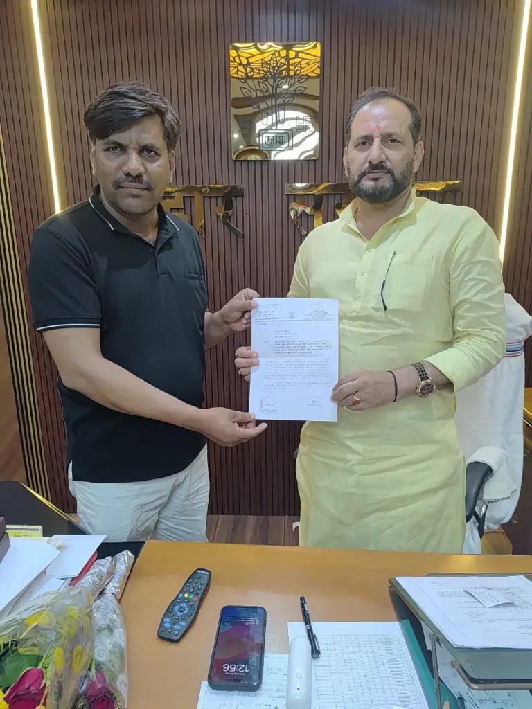 Mukesh Kumar Yadav submits memorandum to Minister Neeraj Kumar Bablu regarding severe drinking water crisis in Bajpatti