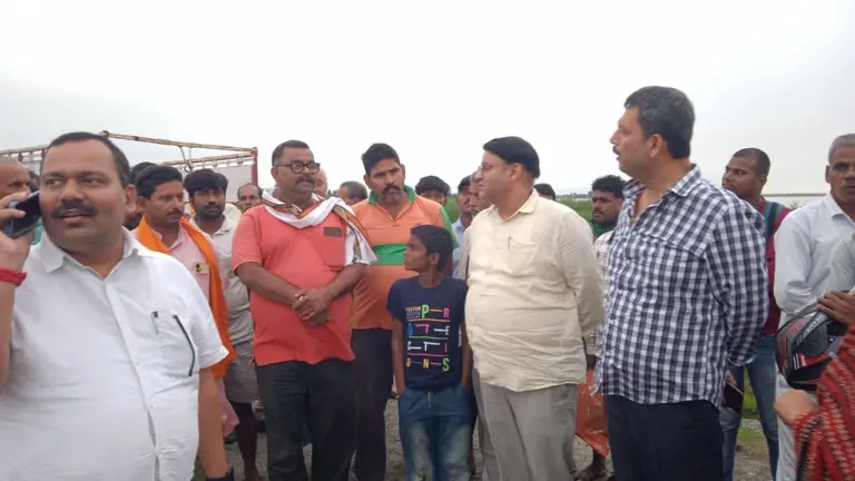 Prashant-Kumar-interacting-with-people