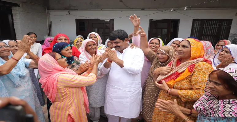 Balraj Kundu getting blessed.