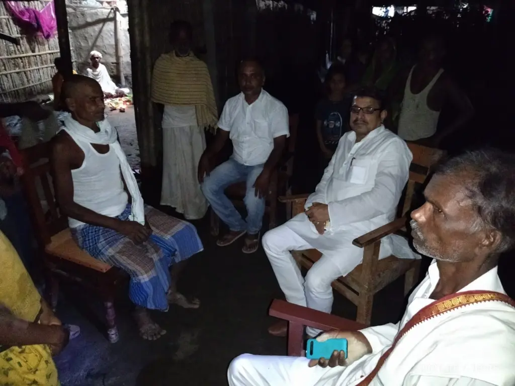 Niranjan Kumar Mehta talking with Peoples.