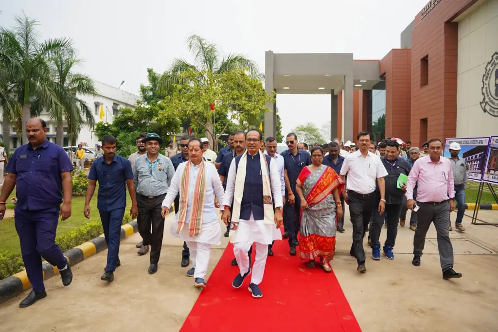 Renu Devi with Union Agriculture Minister Shivraj Singh Chouhan and Bihar Deputy CM Vijay Kumar Sinha.