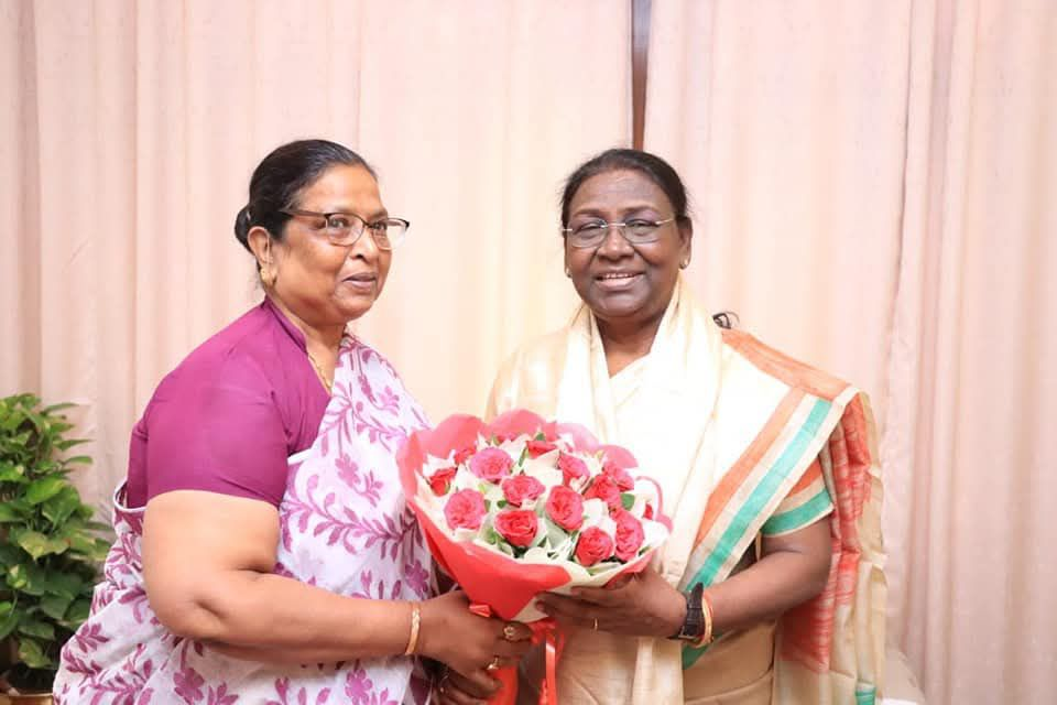 Renu Devi with the Hon’ble President, Smt. Droupadi Murmu.