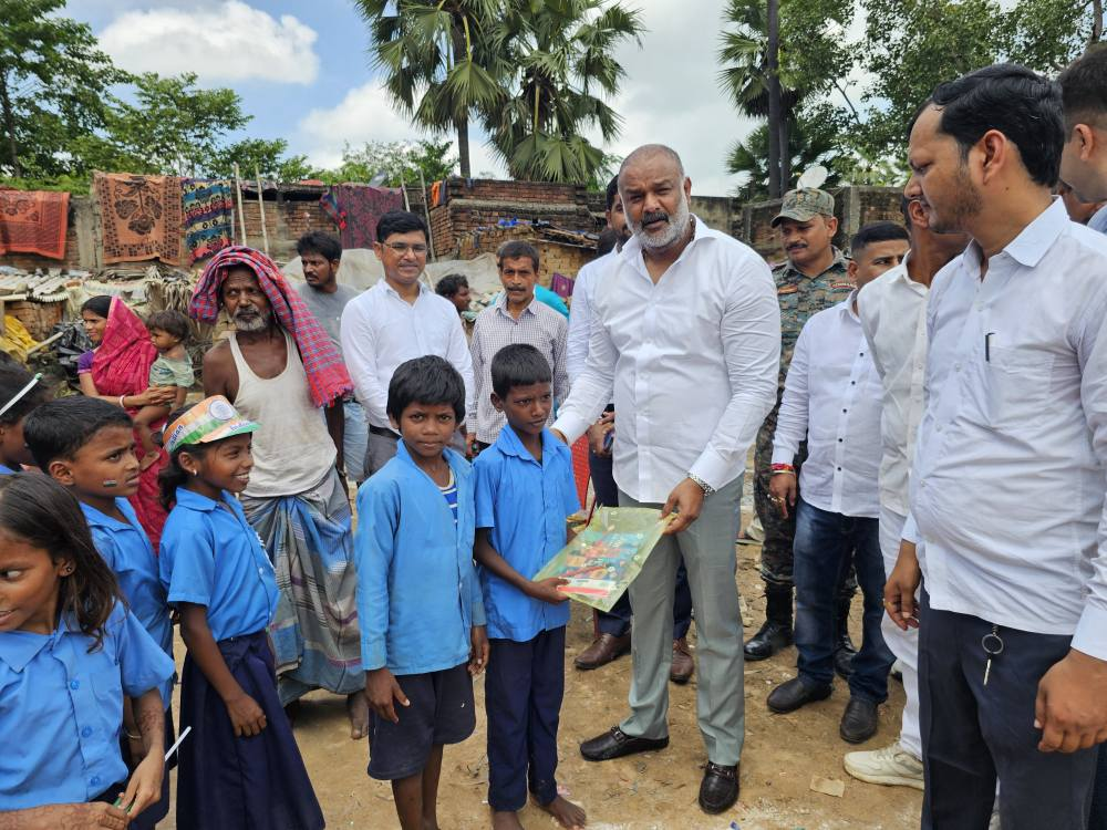 Sudarshan Kumar distributed gifts to students.