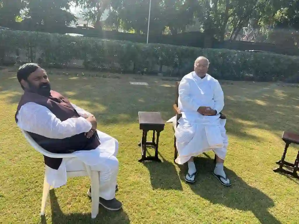 Anjan Kumar Yadav in discussion with Mallikarjun Kharge